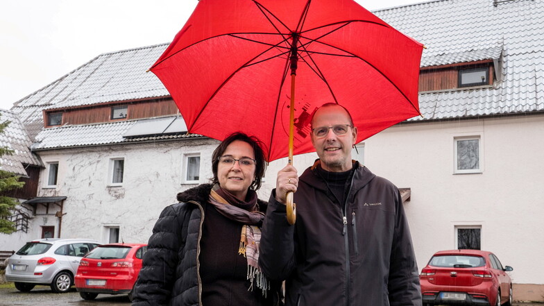 Thomas Batzdorfer und Lucyna Mitorski vor dem Objekt, das der Görlitzer Verein für Straffälligenhilfe jetzt nutzt.