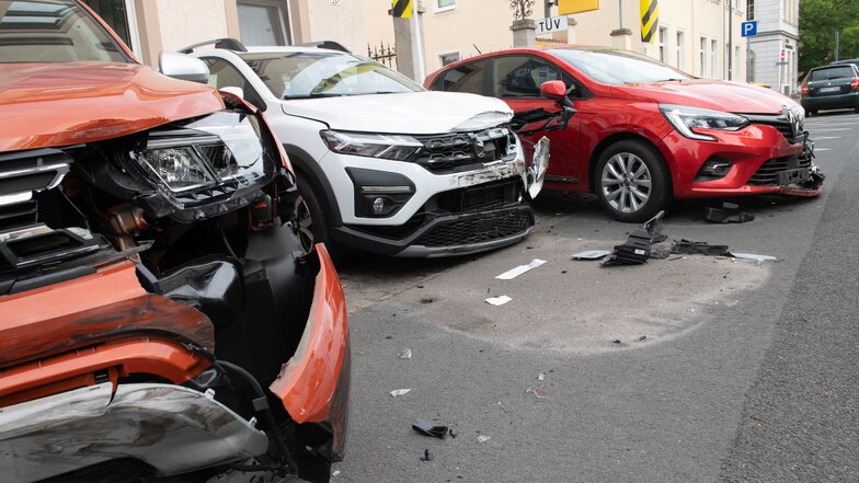 Ungebremst raste ein Kleintransporter am Mittwochmorgen auf der Mozartallee in drei Neufahrzeuge des Renault Autocenters.