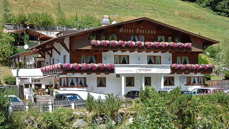 Vom Hotel Fortuna genießen Besucher einen herrlichen Blick auf die Bergwelt von Ischgl.