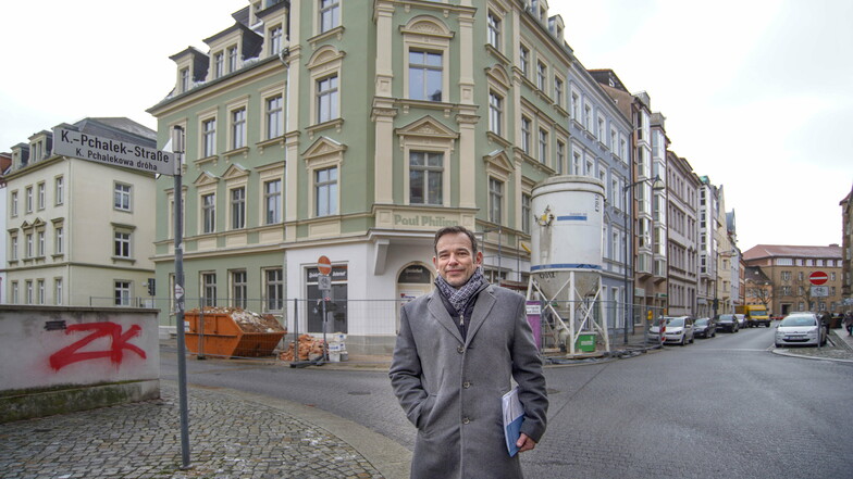 Immobilienmakler Andreas Schwarz steht vor dem Eckhaus Tuchmacherstraße/Pchalekstraße in Bautzen. Hier entstehen acht Wohnungen mit gehobenem Standard.