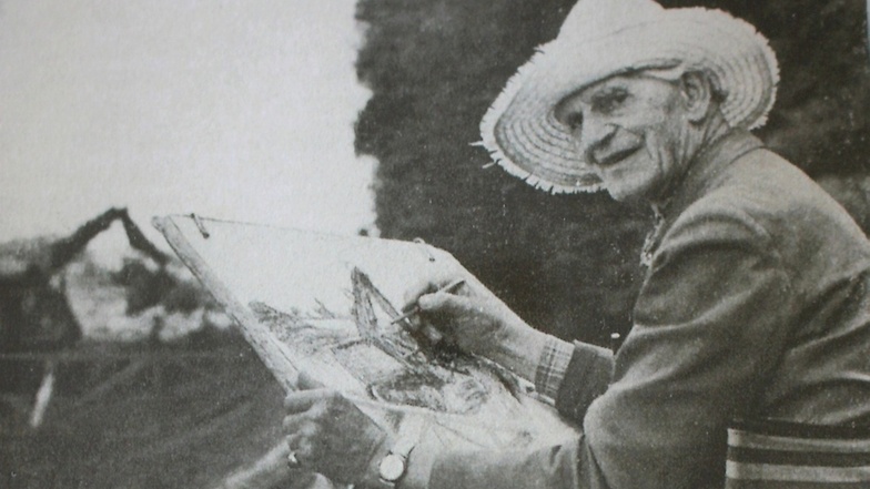 Im Bild zu sehen ist der Maler Fritz Tröger bei seiner künstlerischen Arbeit. Er war der Gründer des Zirkels für künstlerisches Volksschaffen im Kulturhaus John Schehr Laubusch. Heutige Zirkelmitglieder erinnerten an ihn zum 125. Geburtstag mit einer klei