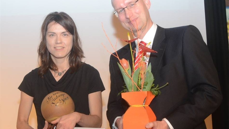 Den Sparkassenpokal für besondere Leistungen erhielt Corinna Rose. Rechts Laudator und Sparkassen-Vorstandschef Michael Bräuer.