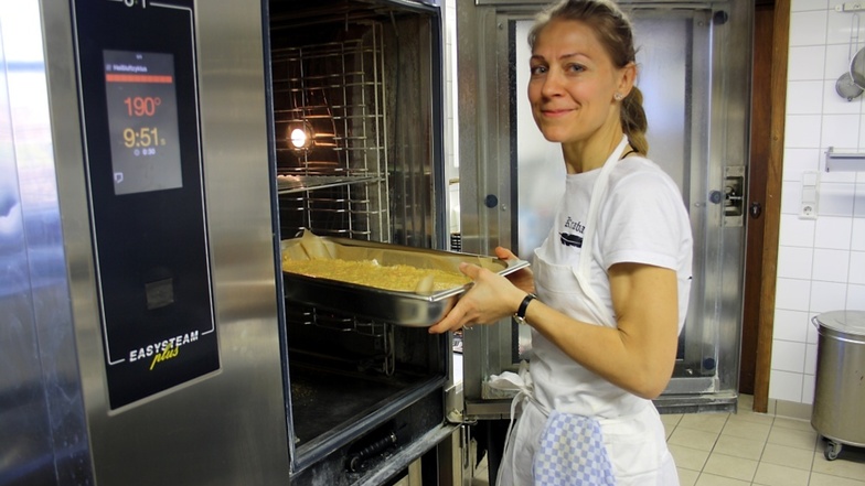 Stefanie Werner schiebt jede Woche mehrere Bleche Kuchenteig in den Ofen.