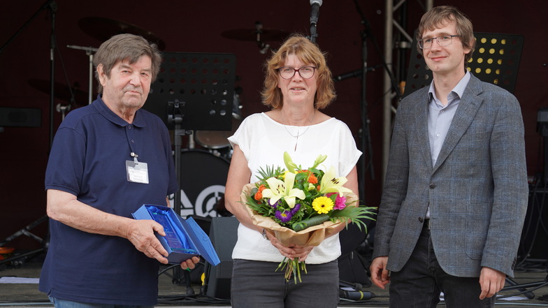 Gerhard Doleschal (l.) und Rica Taschenberger haben zum Bürgerfest im Nossener Ortsteil Schleinitz die Bürgermedaille von Bürgermeister Christian Bartusch überreicht bekommen.