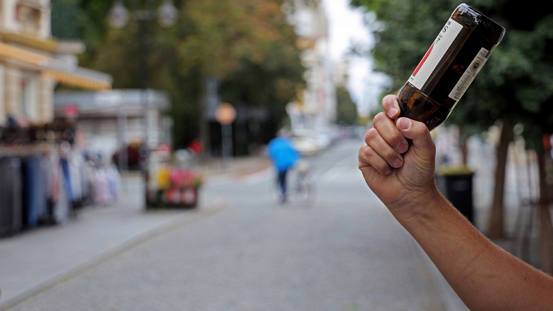 Auf der Riesaer Hauptstraße, dicht am Puschkinplatz, wird ein Jugendlicher erst mit einer Bierflasche zu Boden geschlagen und dann zusammengetreten. Nun ist der Vorfall vor Gericht.