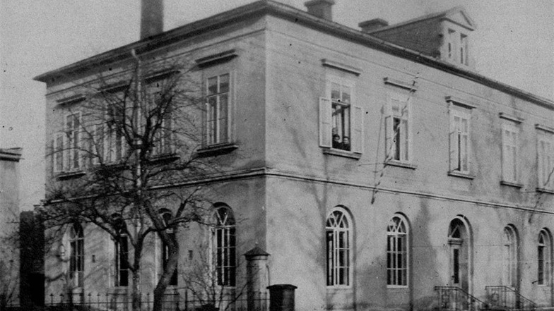Die ehemalige Volksschule war später die Firma Boa Hoffmann, Radeburger Straße 39. Heute ist hier ein Wohnhaus. 1924 wurde die Schule, die auch einen Pausenhof zum Fußballspielen hatte, der Stadtschule angegliedert, die älteren Naundorfer Kinder gingen dann zum Unterricht in die Schubertallee bzw. Schillerstraße.
