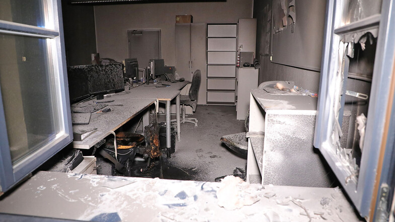 Auch diese Büroräume auf dem Gewerbeparkgelände haben in der Nacht von Donnerstag auf Freitag gebrannt. Vermutlich schlugen Unbekannte das Fenster ein, um in die Räume zu gelangen.