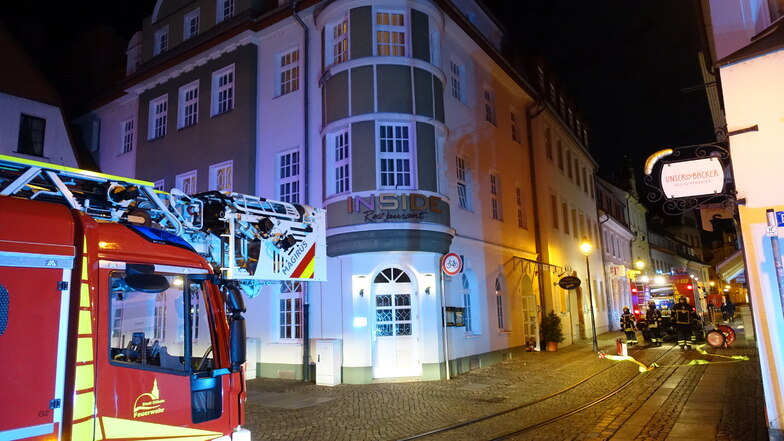 Die Drehleiter der Döbelner Feuerwehr vor dem Hotel Döbelner Hof. Am Dienstagabend gab es Alarm.