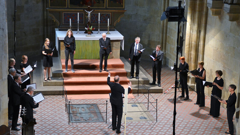 Der Meißner Domkantor Thorsten Göbel und eine kleinere Gruppe des Domchores luden am 27. Juni zu einem Sonderkonzert unter dem Motto "Bach und Franck" ein.