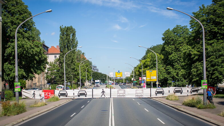 Bereits im Juli zeigte der Dresdner Fahrradclub mit einem Banner die geplante Dimension der Straße.