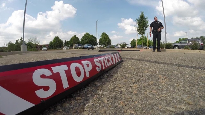 So sehen die "Stop Sticks" aus, mit denen die Weiterfahrt verhindert werden soll.