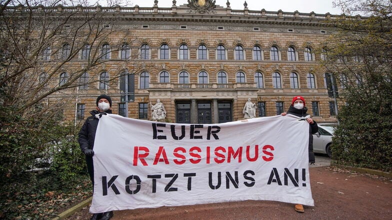 Kundgebung gegen Rassismus am Marwa El-Sherbini-Park .