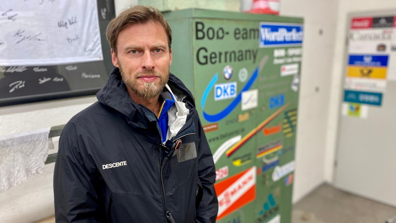 Bob-Bundestrainer René Spies schließt für das Interview im "Dreierbob" ein Heiligtum an der Bobbahn in Altenberg auf: Steinis Garage.