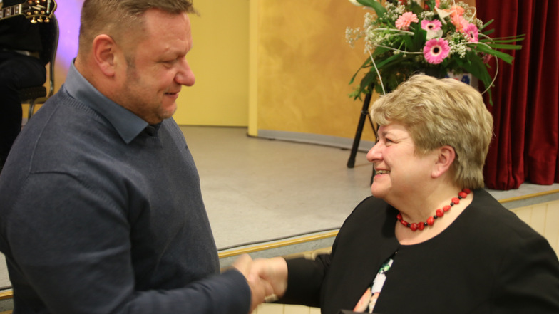 Arnsdorfs Bürgermeisterin Martina Angermann zeichnete Olaf Umlauft für seine ehrenamtliche Arbeit für die Gemeinde aus.