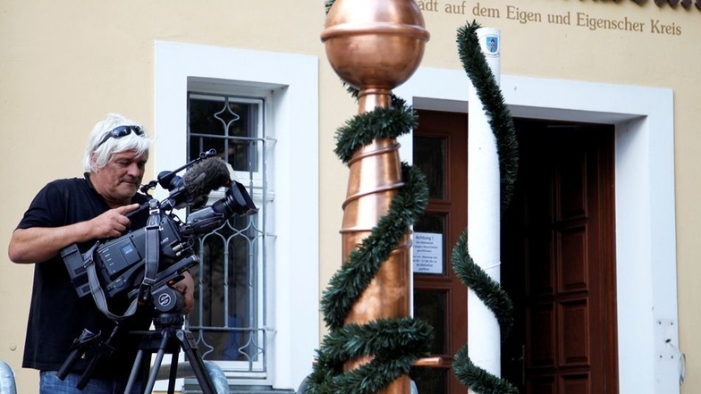 MDR-Kameramann Holger Teupel setzt die Bernstädter Erdachse vor dem Heimatmuseum in Bernstadt in Szene.