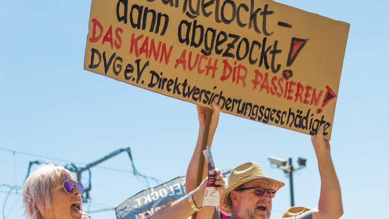 Schon am 25. Juni gab es eine große Rentner-Demo in Dresden. Bei enormer Hitze kamen 250 Menschen.