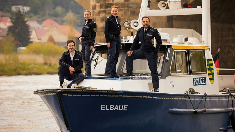 Die Filmpolizisten von "Wapo Elbe" an der Pirnaer Stadtbrücke. Die Schauspieler hatten vor dem Dreh einen Tag Praktikum bei der echten Wasserschutzpolizei.
