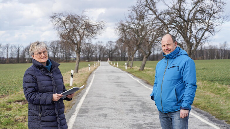Im Gedenken an ihren verstorbenen Vater pflanzte Kerstin Mickan 50 Bäume an die Straße Zur Wasserburg in Drauschkowitz. Die mussten umgepflanzt werden. Verständnis haben weder sie noch Bürgermeister Alexander Fischer.