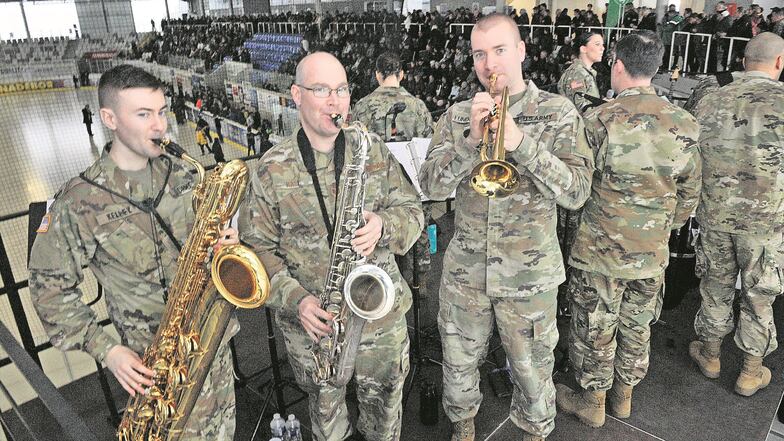Als musikalische Botschafter der Nato heizte die Shape International Band ordentlich ein.
