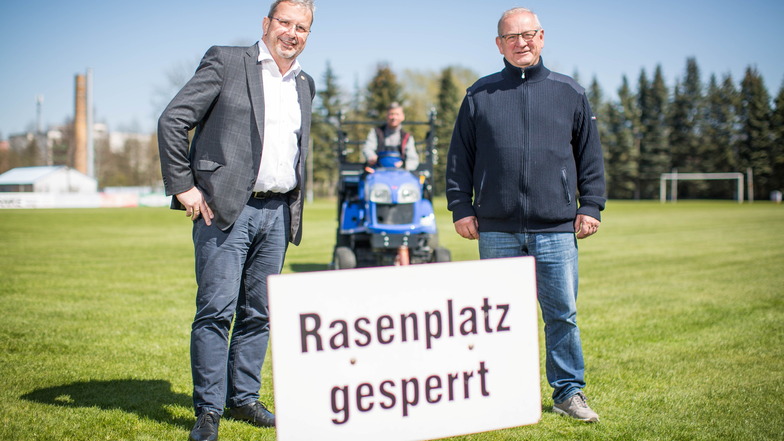Brauereichef Axel Frech und der Präsident des RSV, Knut Mulansky (re.), auf dem gesperrten Rasen. Er darf wegen der Pflegearbeiten nicht betreten werden. Aber auch die Corona-Beschränkungen machen Spiele derzeit unmöglich. Die Brauerei unterstützt den
