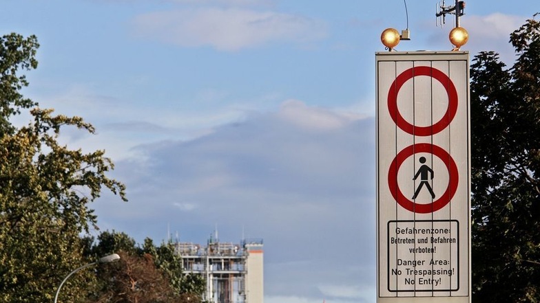 Durchfahrt verboten, hieß es auf den Wechselverkehrszeichen, die unter anderem in Nünchritz, Leckwitz und am Elbradweg stehen.