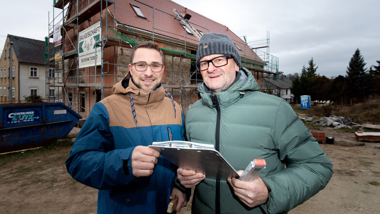 Der künftige Inhaber von B & S Maik Mütterlein (links) und der Firmengründer Hans-Peter Borrmann stehen vor dem ehemaligen Erbgericht in Putzkau. Es ist eine der gegenwärtigen Baustellen des Geißmannsdorfer Unternehmens.