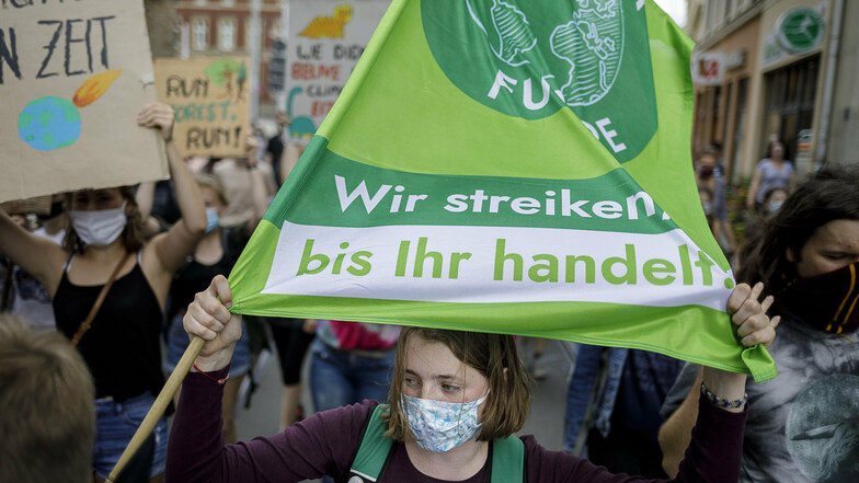 Bei einer Klimaschutz-Demonstration von Fridays for future zeigten die Teilnehmer am Freitag in Görlitz mit Bannern und Plakaten, wofür sie sich einsetzen.