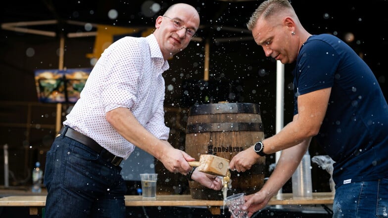 Bautzens Vize-OB Robert Böhmer (l.) musste ran ans Fass. Für die erste Reihe der Besucher auf dem Wendischen Kirchhof gab es zum Altstadtfestival-Auftakt erst eine kleine Bierdusche und dann Freibier.