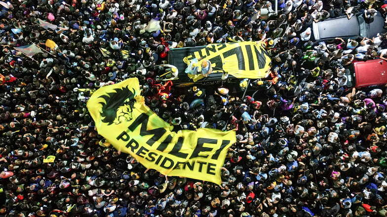 Anhänger des Präsidentschaftskandidaten Javier Milei versammeln sich vor dessen Wahlkampfzentrale in Buenos Aires.