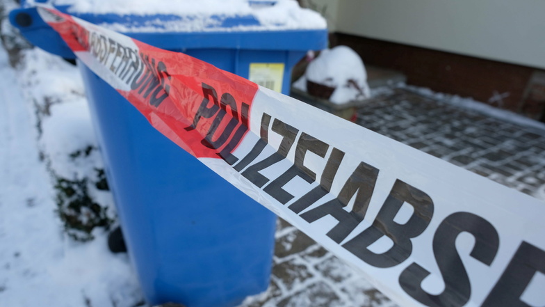 Absperrband der Polizei umgibt ein Haus in Rödlitz im Landkreis Zwickau. Am Vortag ist hier ein Nachbarschaftsstreit eskaliert.