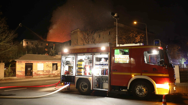 Seit Donnerstagmorgen ist die Feuerwehr in der ehemaligen Malzfabrik an der Straße des 17. Juni in Dresden im Einsatz.