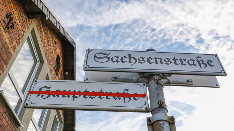 Die Leutersdorfer Hauptstraße heißt jetzt Sachsenstraße. Die alten Schilder bleiben noch eine Weile, sind aber durchgestrichen.