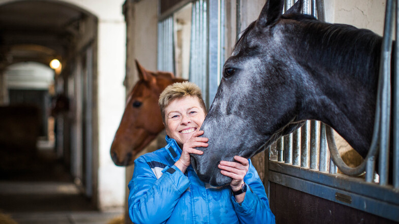 Sie hat ein Herz für Pferde und ist die rechte Hand des Trainers. Heike Frohburg kümmert sich im Rennstall von Stefan Richter ums Kaufmännische und Organisatorische.