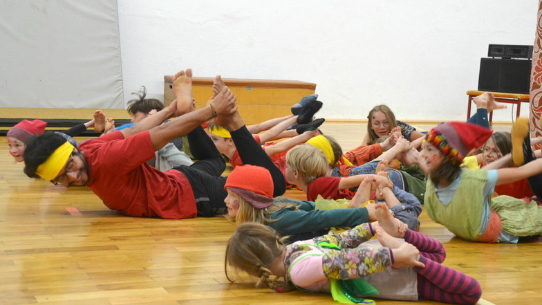 Zirkuspädagoge Miroslav Mütze studierte mit den Kindern ein Programm ein.