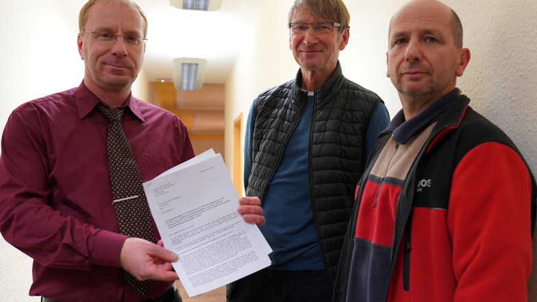 Torsten Otte (v.l.), Ulrich Sültmann und Ralf Sickert fordern mit einem Schreiben im Namen von 63 Personen den Stopp der Baupläne weiterer Häuser in ihrem Wohngebiet in Gauernitz.