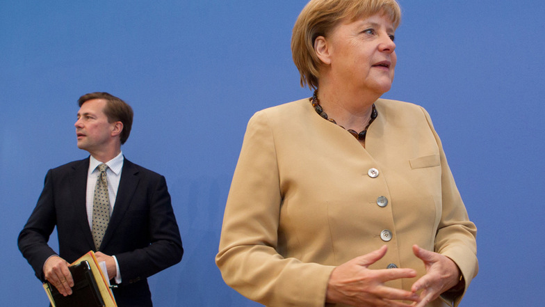 Bundeskanzlerin Angela Merkel (CDU) kommt in Begleitung ihres Regierungssprechers Steffen Seibert (l) in die Bundespressekonferenz.