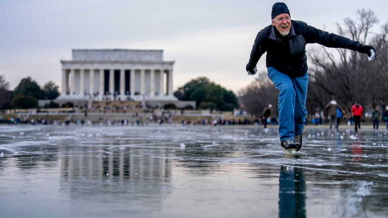 Während das Gebiet der Großen Seen weiter mit dem Wintersturm kämpft, nutzen die Menschen in Washington die starke Kälte zum Schlittschuhlaufen auf dem Reflecting Pool auf der National Mall vor dem Lincoln Memorial.