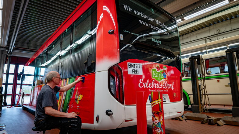 Jeweils zwölf Stunden benötigte Bernd Hubo, Werbetechniker bei der Firma SD Werbung, um einen Bus mit den entsprechenden Folien zu bekleben.