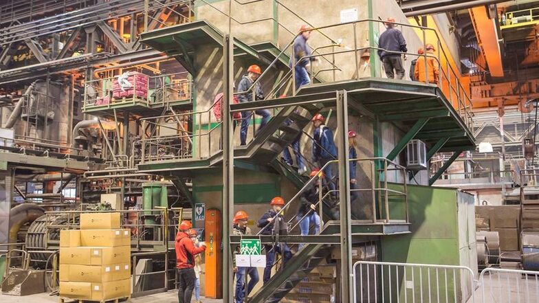 Besucher im Stahlwerk auf dem Weg nach oben, um bessr auf den Elektroofen schauen zu können.