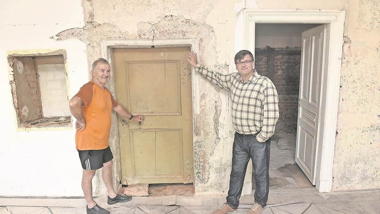 Ein seltener Fund in Schloss Naundorf. Helfer Raimund Kunze (li.) und Schlossherr Konstantin Herrmann fanden bei Abbrucharbeiten diese alte Tür mit gotischer Verzierung.