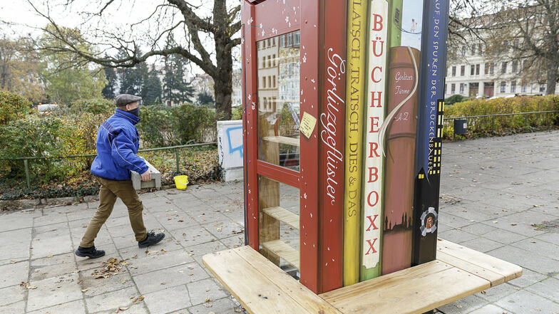 Frank Israel vom Städtischen Betriebshof baute den Zaun um die "Bücherboxx" ab. Nun ist sie mit Literatur bestückt.