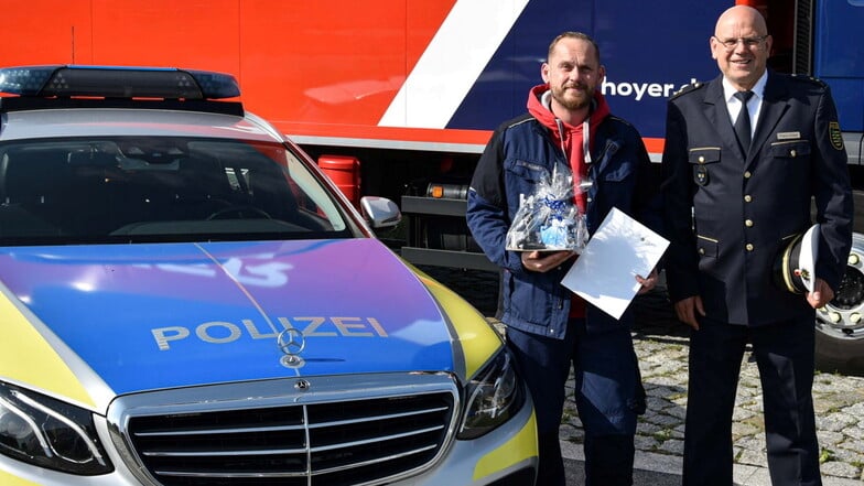 Frank Wobst (r.), Leiter der Verkehrspolizeiinspektion Bautzen, bedankte sich bei Mirko Rudek für dessen umsichtiges Handeln bei einer gefährlichen Situation auf der A4 bei Pulsnitz.