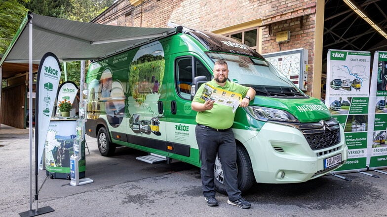 RVSOE-Mitarbeiter Paul Barthel mit dem neuen Fahrzeug beim Kirnitzschtalfest.