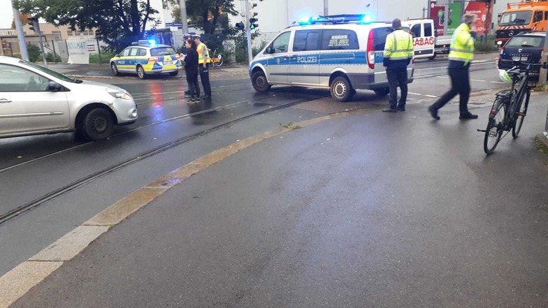 Die Polizei hat die Zufahrt zur Waltherstraße gesperrt.