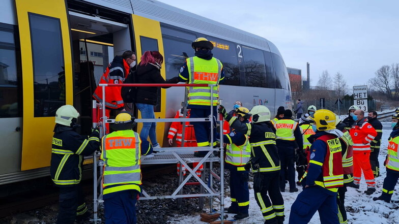 Die RB 110 hat auf dem Weg nach Leipzig am Bahnübergang an der Siedlerstraße eine Person erfasst. Der Zugverkehr stand vier Stunden still. Die Fahrgäste der Bahn wurden evakuiert.