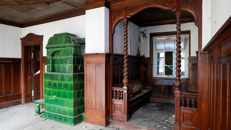 Auch das sogenannte Herrenzimmer geht auf ihn zurück: Mit Holzvertäfelung und einer Sitzecke mit Fenster zum Lichthof in der Hausmitte.