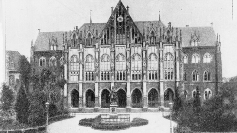 Dresden historisch:  Die Kreuzschule stand einst am Georgplatz und wurde 1945 beim Bombenangriff auf Dresden zerstört.