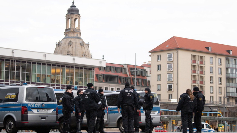 Corona-Demonstranten versuchen Katz-und-Maus-Spiel in Dresden