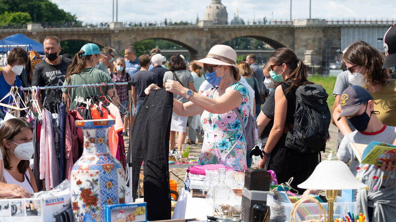 Bummeln, stöbern, handeln, kaufen - das ist endlich wieder an der Elbe in Dresden möglich. Diesen Sonnabend hat der Flohmarkt am Johannstädter Ufer wieder begonnen.