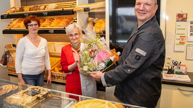 Mit einem Präsentkorb und herzlichen Worten wurde Angelika Knabe nach 45 Jahren hinter der Verkaufs-Theke der Bernsdorfer Bäckerei Ermer von Roland Ermer und dessen Ehefrau Birgit in den Ruhestand verabschiedet.